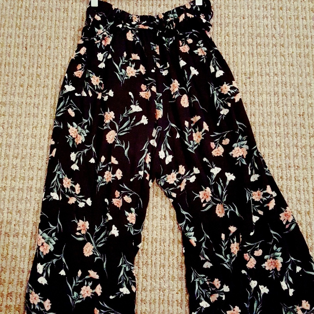 High-waisted pants (loose)